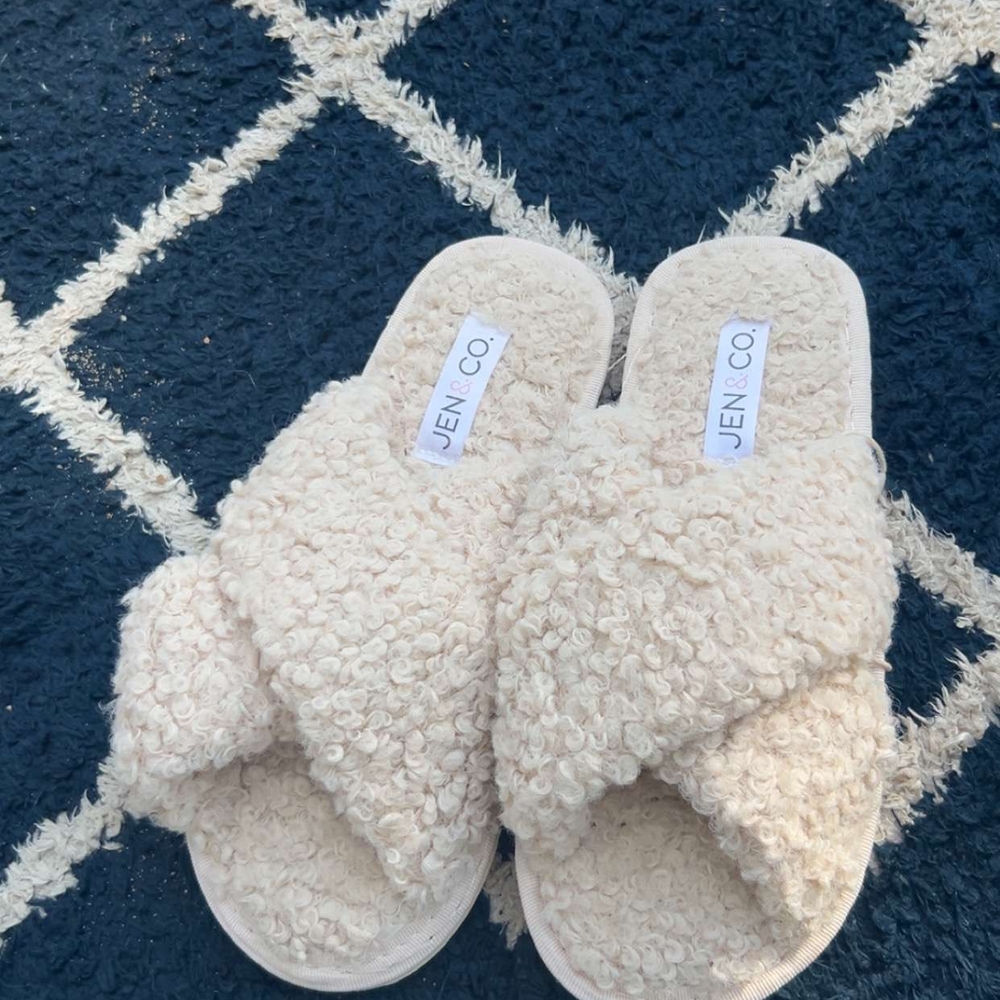 Jen & Co. Cream Fuzzy Slippers